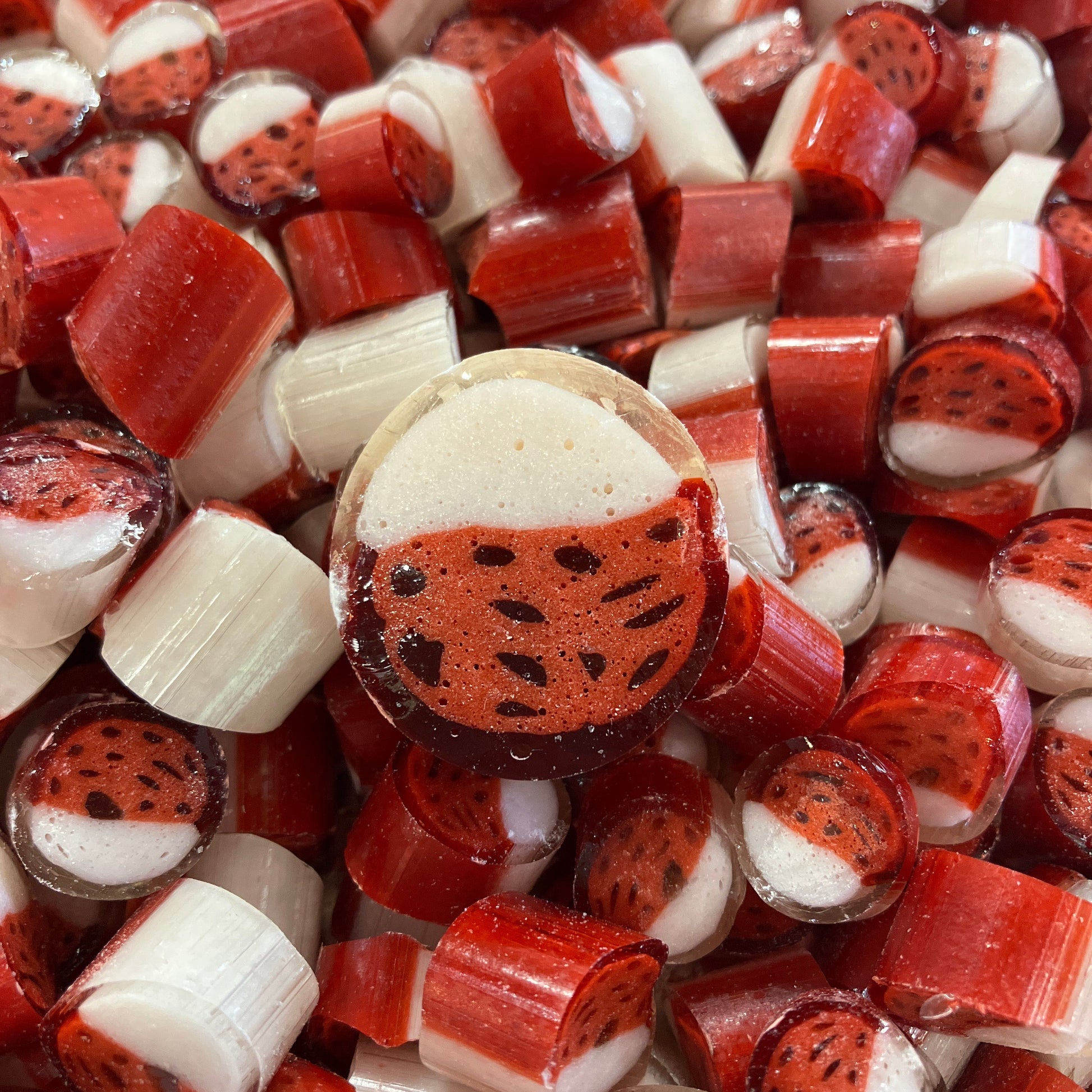 Caramelo de lichi hecho a mano con la forma de un lichi partido a la mitad